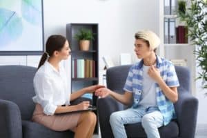 teen and therapist discussing benefits of cbt