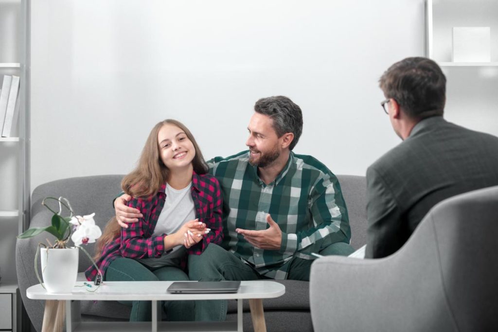 father and daughter attending therapy session together as the dad displays parental involvement in therapy