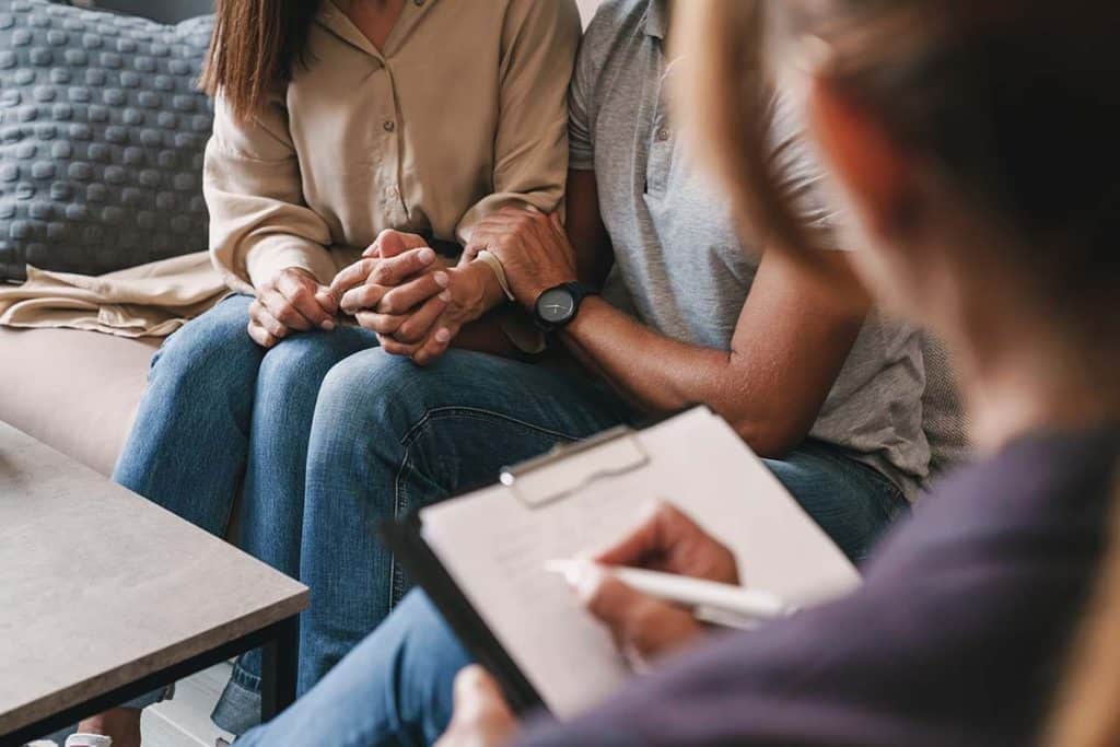 therapist conducting session with family displaying what happens in family therapy