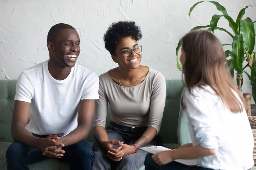 therapist talking to family members explaining what's the purpose of family therapy