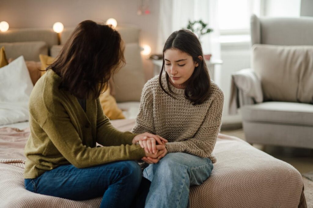 mother talking to daughter about how family therapy can help your teen